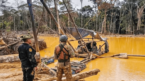 Operativo contra minería ilegal en Madre de Dios con destrucción de maquinaria.