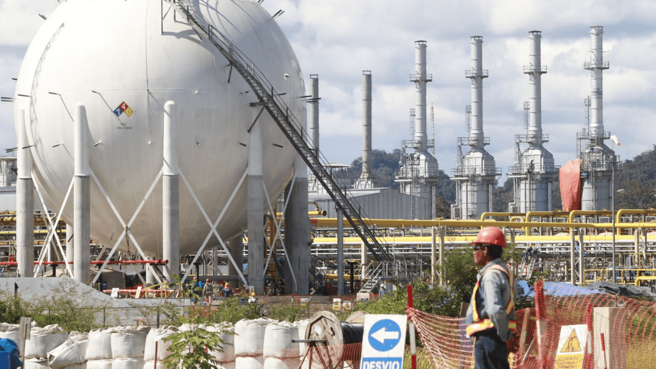 recursos prospectivos de gas natural en Perú en Camisea, Candamo y Tumbes.