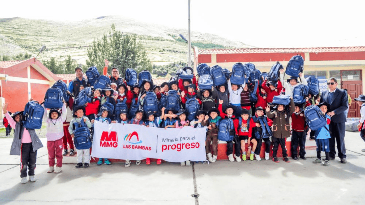kits escolares Las Bambas entregados a estudiantes de Apurímac